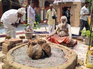 नांगल चौधरी के श्री सिद्ध बाबा अगड़बम नाथ मंदिर में कड़क धूप के बीच 41 दिवसीय तपस्या करते नागा योगी वीर देव नाथ जी महाराज।