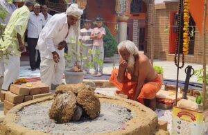 क्षेत्र की सुख-समृद्धि और भाईचारे की कामना के साथ तपस्या करते नागा योगी वीर देव नाथ जी महाराज।