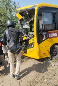रेवाड़ी में कैंटर से टकराई बच्चों से भरी स्कूल बस, हादसे के बाद मौके पर जुटी भीड़।