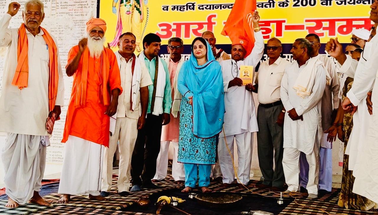 महिला प्रभारी नियुक्त होने पर वंदना यादव का सम्मान करते वेद प्रचार मंडल के पदाधिकारी एवं सदस्य।
