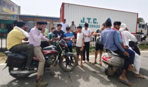 सिरोही बहाली बस स्टैंड पर राहगीरों को ठंडा पानी और रूहअफजा पिलाते ग्रामीण।