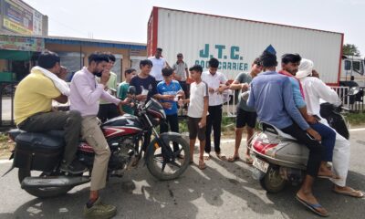 सिरोही बहाली बस स्टैंड पर राहगीरों को ठंडा पानी और रूहअफजा पिलाते ग्रामीण।