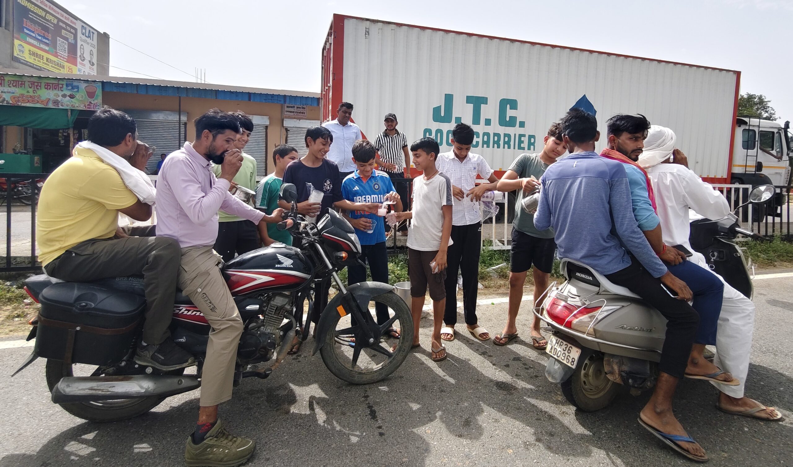 सिरोही बहाली बस स्टैंड पर राहगीरों को ठंडा पानी और रूहअफजा पिलाते ग्रामीण।