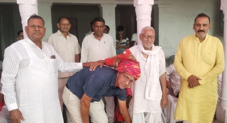 भेडंटी गांव में जांगिड़ समाज की नई कार्यकारिणी के सम्मान समारोह में मौजूद ग्रामीण और सामाजिक प्रतिनिधि।