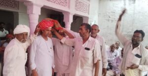 भेडंटी गांव में जांगिड़ समाज की नई कार्यकारिणी का पगड़ी पहनाकर सम्मान करते ग्रामीण और सामाजिक प्रतिनिधि।