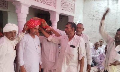 भेडंटी गांव में जांगिड़ समाज की नई कार्यकारिणी का पगड़ी पहनाकर सम्मान करते ग्रामीण और सामाजिक प्रतिनिधि।