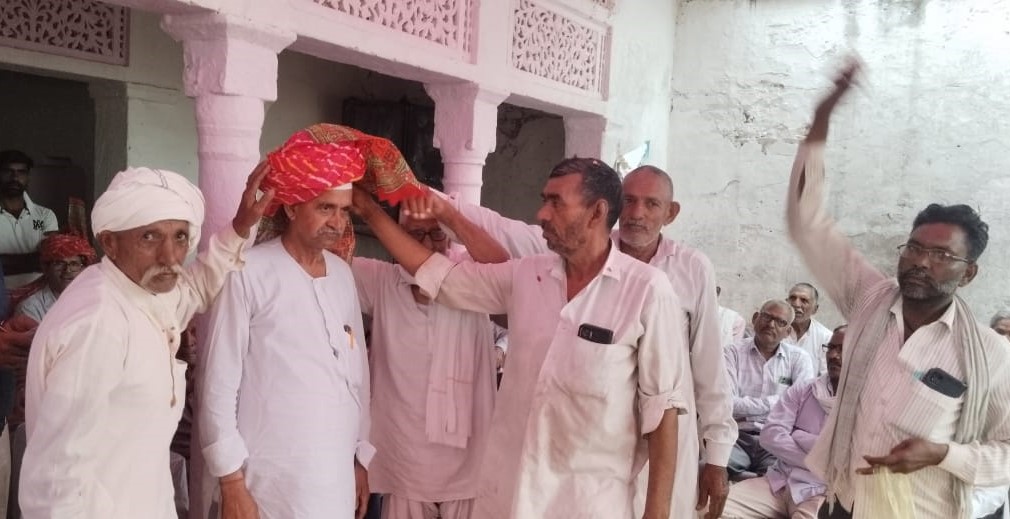 भेडंटी गांव में जांगिड़ समाज की नई कार्यकारिणी का पगड़ी पहनाकर सम्मान करते ग्रामीण और सामाजिक प्रतिनिधि।