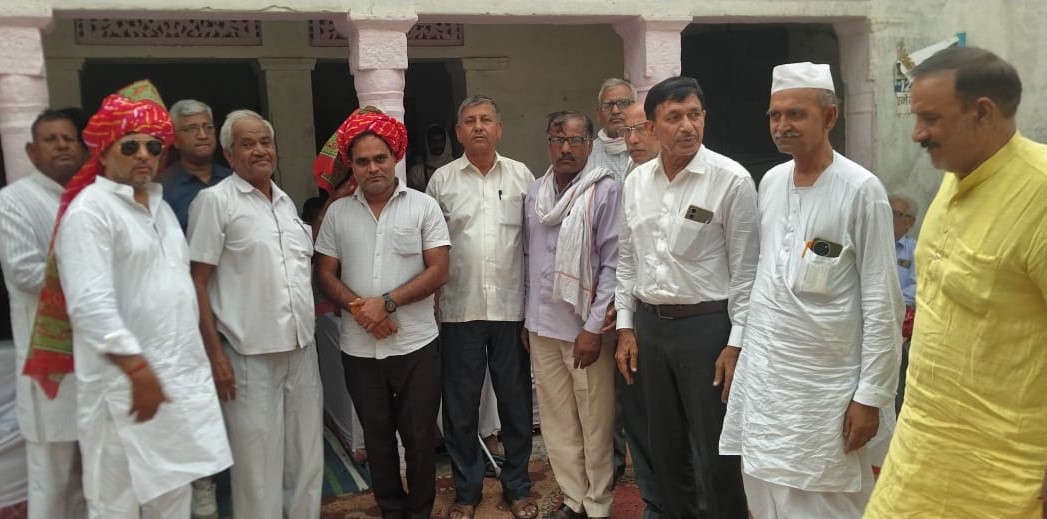 सामाजिक सौहार्द की मिसाल बने सम्मान समारोह में मौजूद जांगिड़ और गुर्जर समाज के लोग।