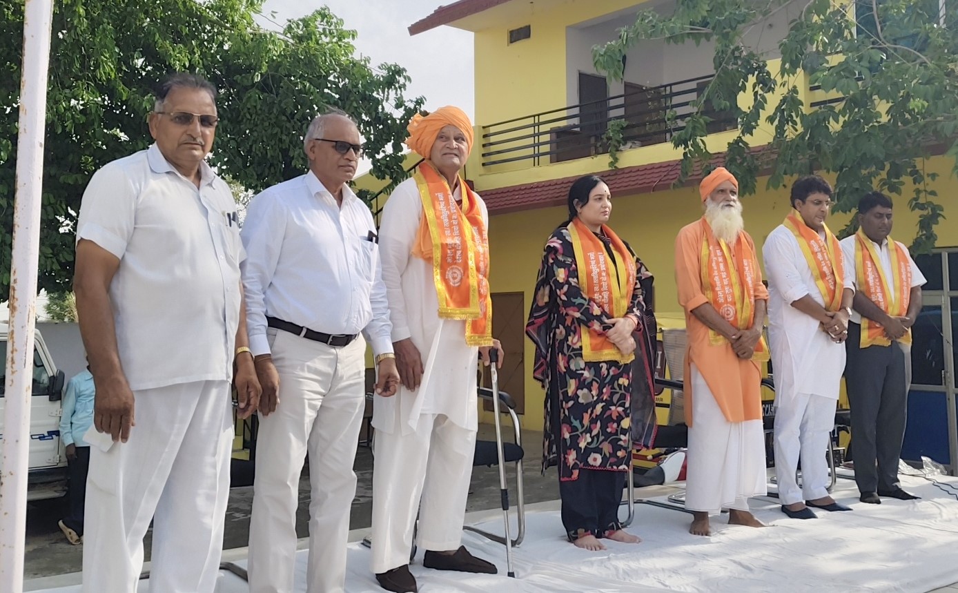 आत्मरक्षा और संस्कारों की शिक्षा लेने के लिए उत्साहपूर्वक भाग लेती बालिकाएं एवं शिविर का उद्घाटन करते गणमान्य अतिथि।