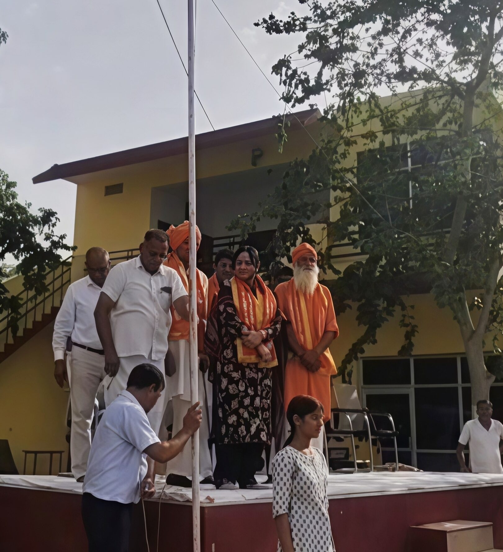 भोजावास के सरस्वती स्कूल में आर्य वीरांगना शिविर के शुभारंभ अवसर पर ओम ध्वज के साथ उपस्थित अतिथि, प्रशिक्षक और बालिकाएं।
