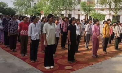 भोजावास के सरस्वती स्कूल में आयोजित आर्य वीरांगना आत्मरक्षा एवं चरित्र निर्माण शिविर में भाग लेती बालिकाएं