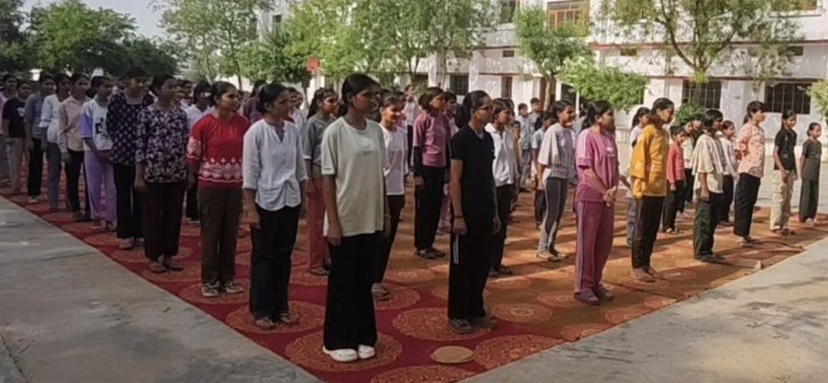 भोजावास के सरस्वती स्कूल में आयोजित आर्य वीरांगना आत्मरक्षा एवं चरित्र निर्माण शिविर में भाग लेती बालिकाएं