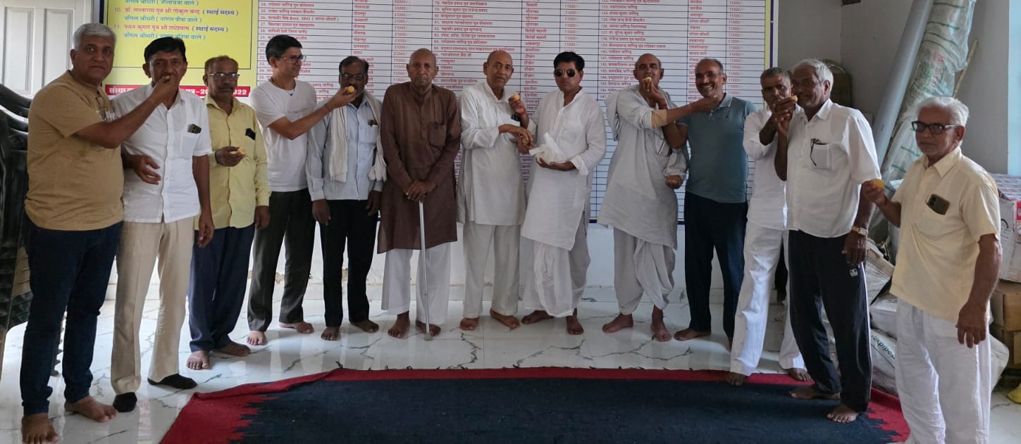 नांगल चौधरी में रोहताश जांगड़ा की नियुक्ति पर जांगिड़ समाज के लोग जश्न मनाते हुए।