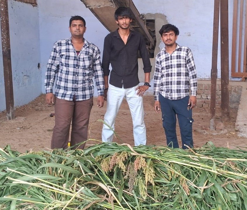 बेटी के जन्मदिन पर गोशाला में सवामनी, पौधारोपण और छबील सेवा करते समाजसेवी व परिवारजन।
