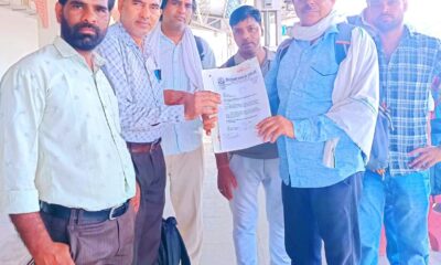 अटेली रेलवे स्टेशन पर ट्रेन ठहराव की मांग को लेकर ज्ञापन सौंपते रेलयात्री जागरूक मंच के सदस्य।