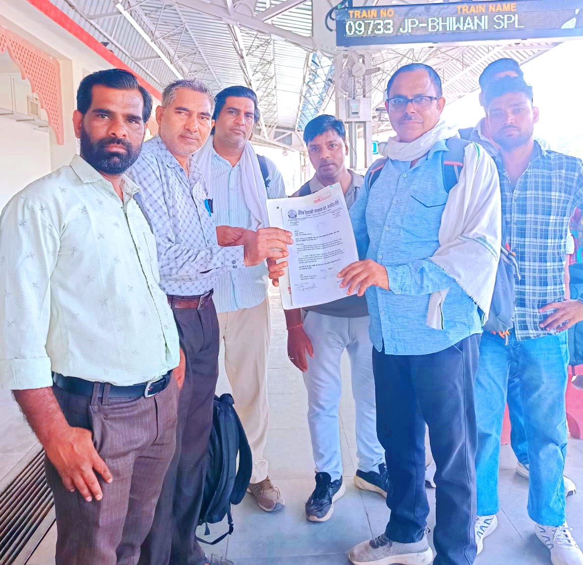 अटेली रेलवे स्टेशन पर ट्रेन ठहराव की मांग को लेकर ज्ञापन सौंपते रेलयात्री जागरूक मंच के सदस्य।