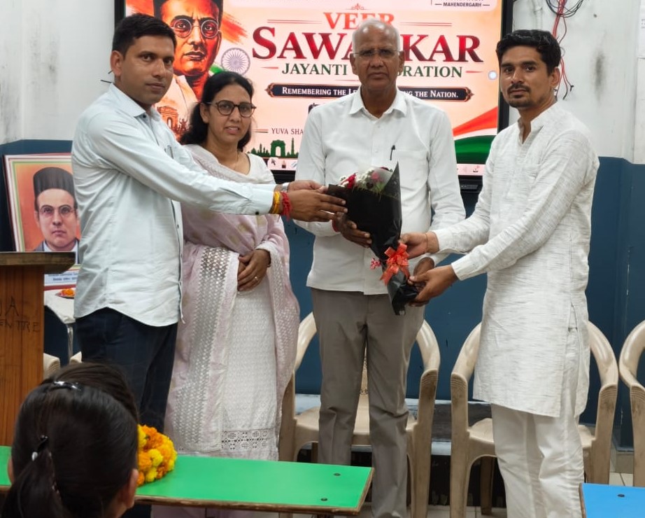 वीर सावरकर जयंती समारोह में उपस्थित अतिथियों का स्वागत करते हुए आयोजक व युवा प्रतिभागी।