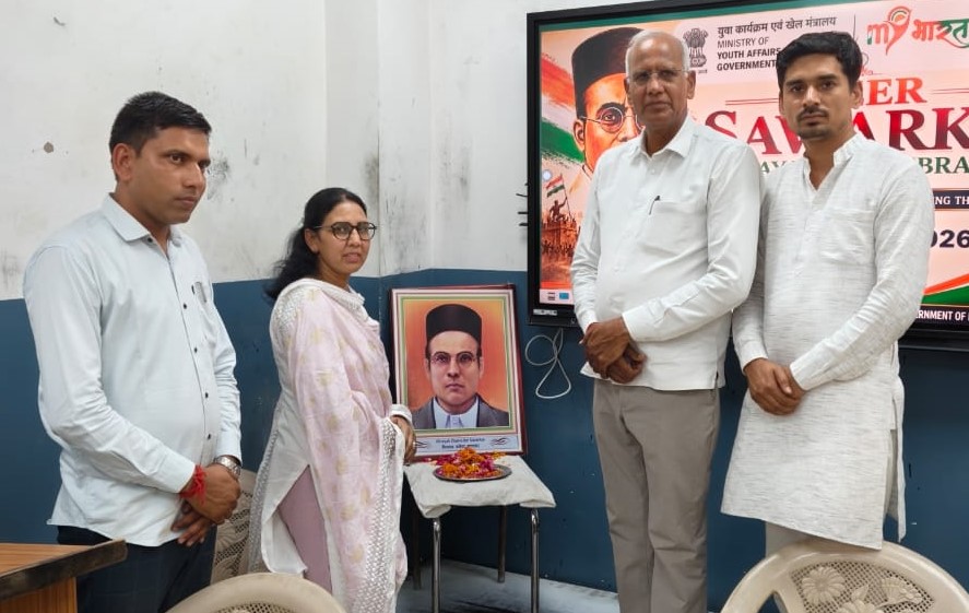 वीर सावरकर के चित्र पर पुष्प अर्पित कर कार्यक्रम की शुरुआत करते अतिथि एवं गणमान्य नागरिक।