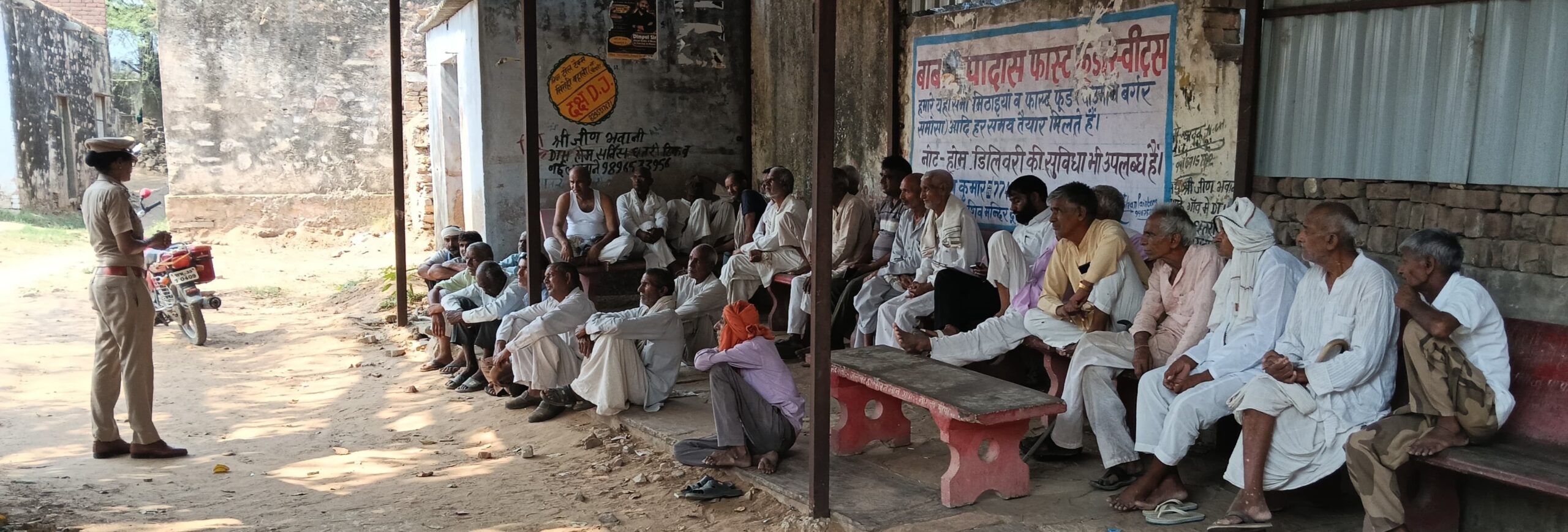 नांगल चौधरी नांगल पीपा में पुलिस की चौपाल