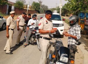 वाहन चालकों कागजात चेक करती पुलिस टीम।