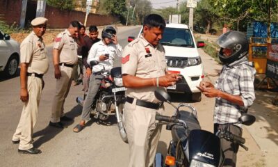 वाहन चालकों कागजात चेक करती पुलिस टीम।