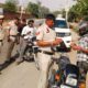 वाहन चालकों कागजात चेक करती पुलिस टीम।