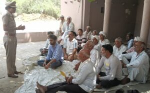 डोर टू डोर अभियान के तहत युवाओं को जागरूक करते पुलिस अधिकारी