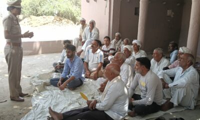 डोर टू डोर अभियान के तहत युवाओं को जागरूक करते पुलिस अधिकारी