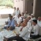 डोर टू डोर अभियान के तहत युवाओं को जागरूक करते पुलिस अधिकारी