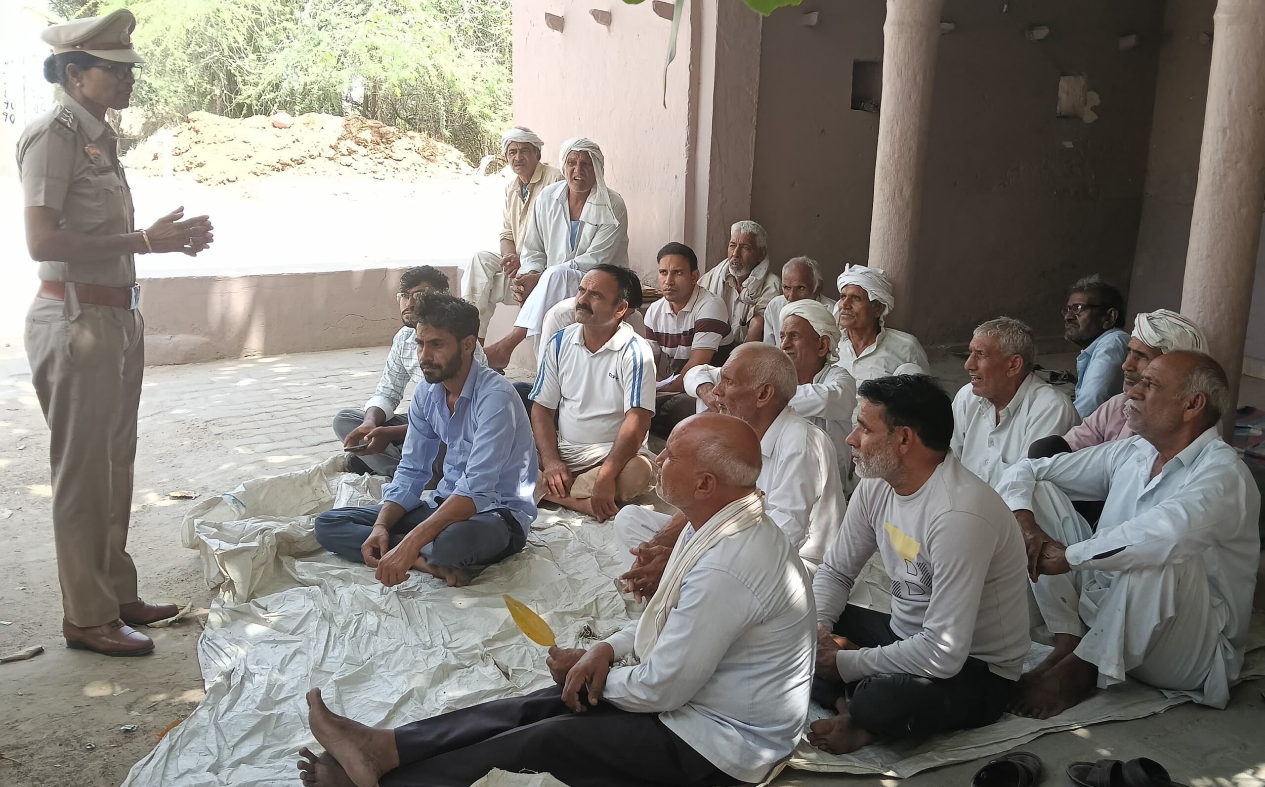 डोर टू डोर अभियान के तहत युवाओं को जागरूक करते पुलिस अधिकारी