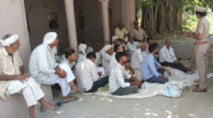 गांव में आयोजित जागरूकता कार्यक्रम में मौजूद ग्रामीण और पुलिस टीम