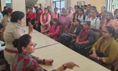 महिला थाना नारनौल के भ्रमण के दौरान पुलिस अधिकारियों से जानकारी लेती छात्राएं