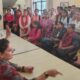 महिला थाना नारनौल के भ्रमण के दौरान पुलिस अधिकारियों से जानकारी लेती छात्राएं