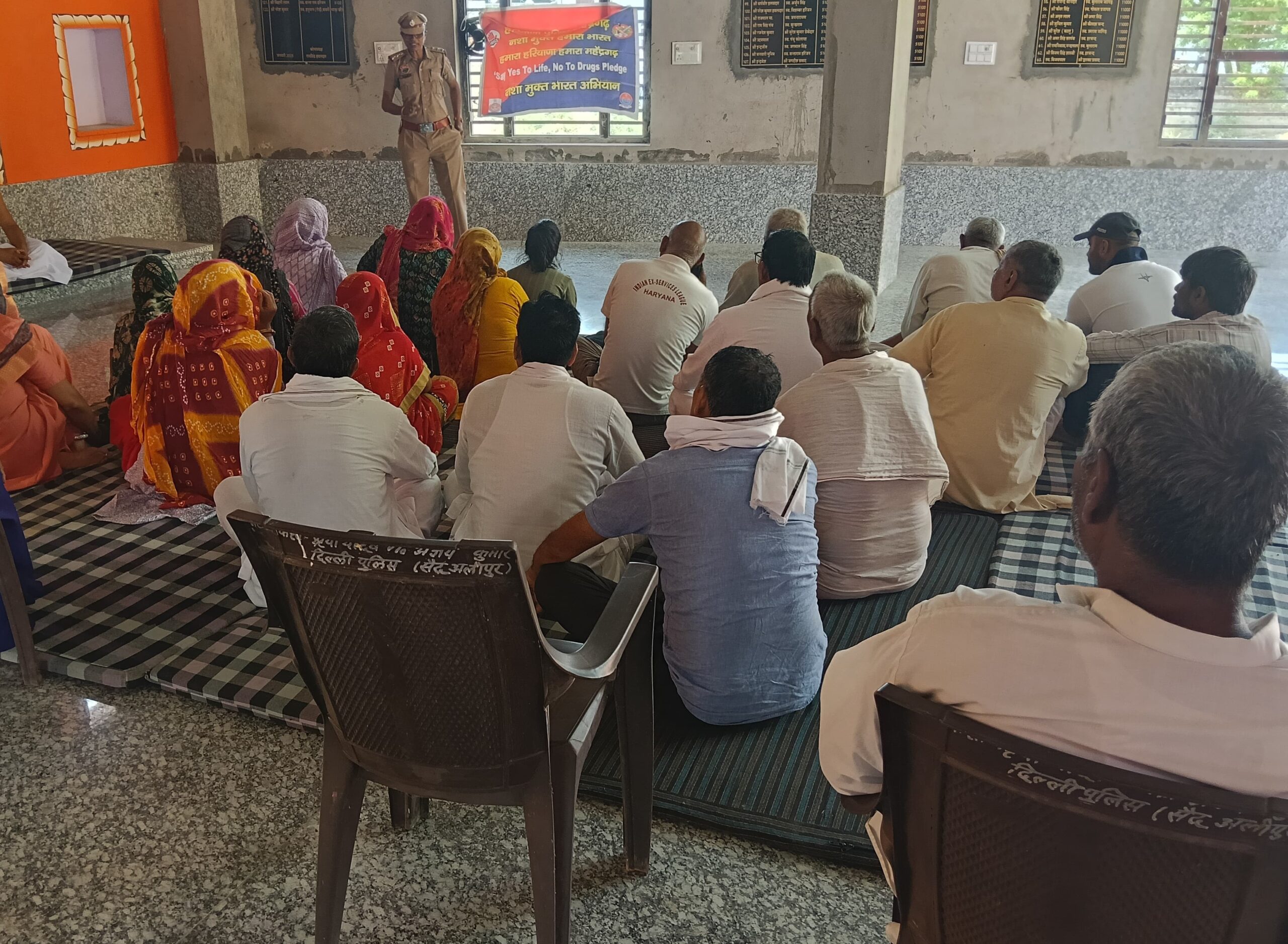 नशा मुक्त हरियाणा अभियान के तहत सैद अलीपुर गांव में जागरूकता कार्यक्रम में मौजूद ग्रामीण एवं युवा।