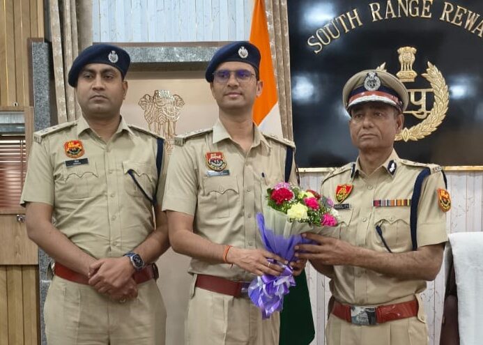 साउथ रेंज रेवाड़ी का कार्यभार संभालने के बाद अधिकारियों से मुलाकात करते आईजीपी ओम प्रकाश नरवाल।