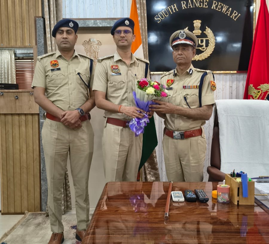 साउथ रेंज रेवाड़ी का कार्यभार संभालने के बाद अधिकारियों से मुलाकात करते आईजीपी ओम प्रकाश नरवाल।