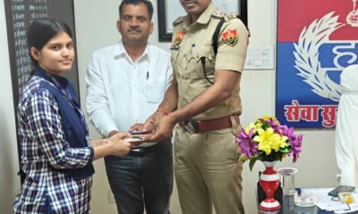विद्यालय की होनहार छात्रा चित्रा को सम्मानित करते पुलिस अधिकारी