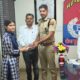 विद्यालय की होनहार छात्रा चित्रा को सम्मानित करते पुलिस अधिकारी