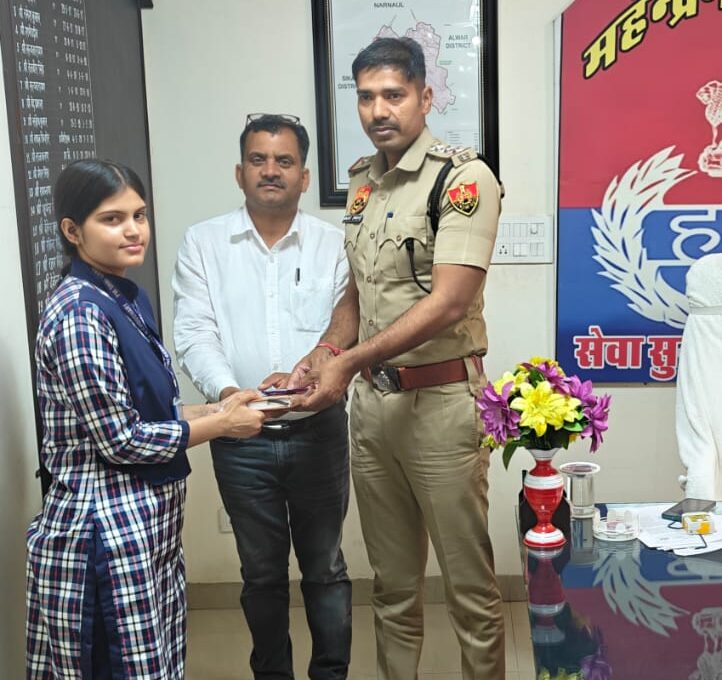 विद्यालय की होनहार छात्रा चित्रा को सम्मानित करते पुलिस अधिकारी