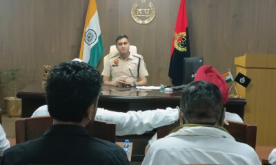 पीस कमेटी की बैठक में सदस्यों के साथ जनहित और सुरक्षा संबंधी मुद्दों पर चर्चा करते पुलिस अधीक्षक दीपक।