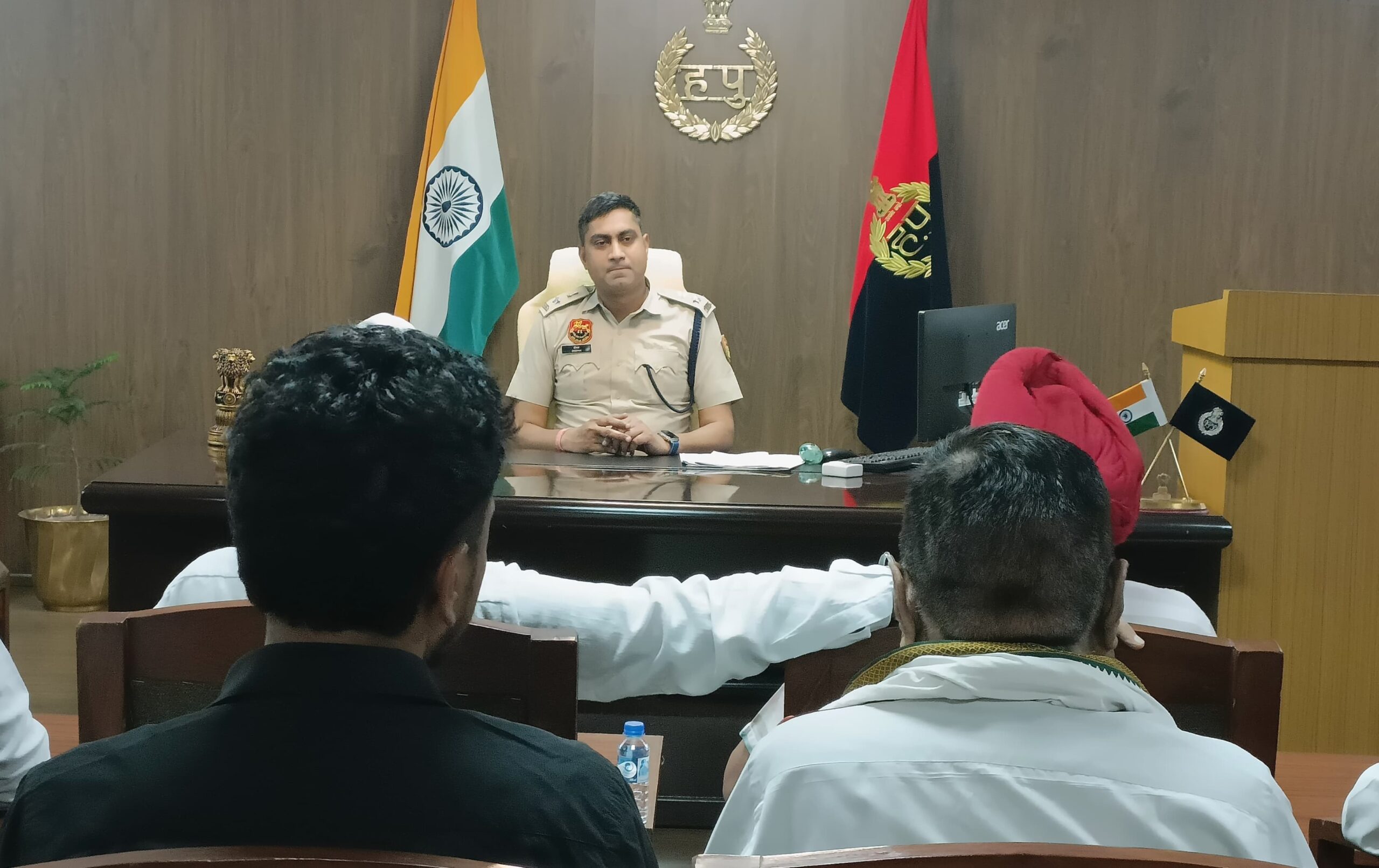 पीस कमेटी की बैठक में सदस्यों के साथ जनहित और सुरक्षा संबंधी मुद्दों पर चर्चा करते पुलिस अधीक्षक दीपक।
