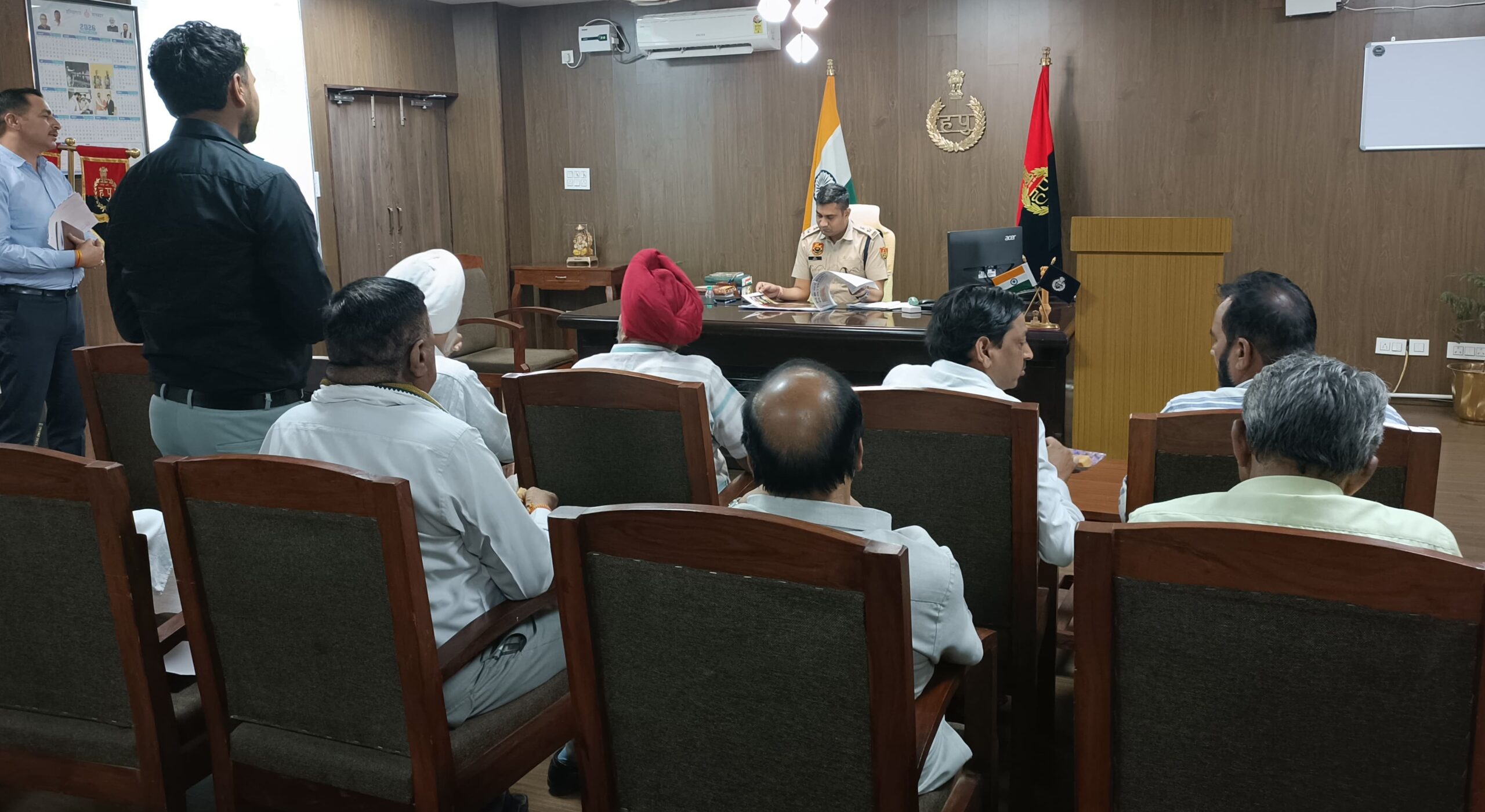 कानून व्यवस्था, नशा विरोधी अभियान और जनसुरक्षा पर विचार-विमर्श करते पुलिस अधीक्षक दीपक व पीस कमेटी सदस्य।