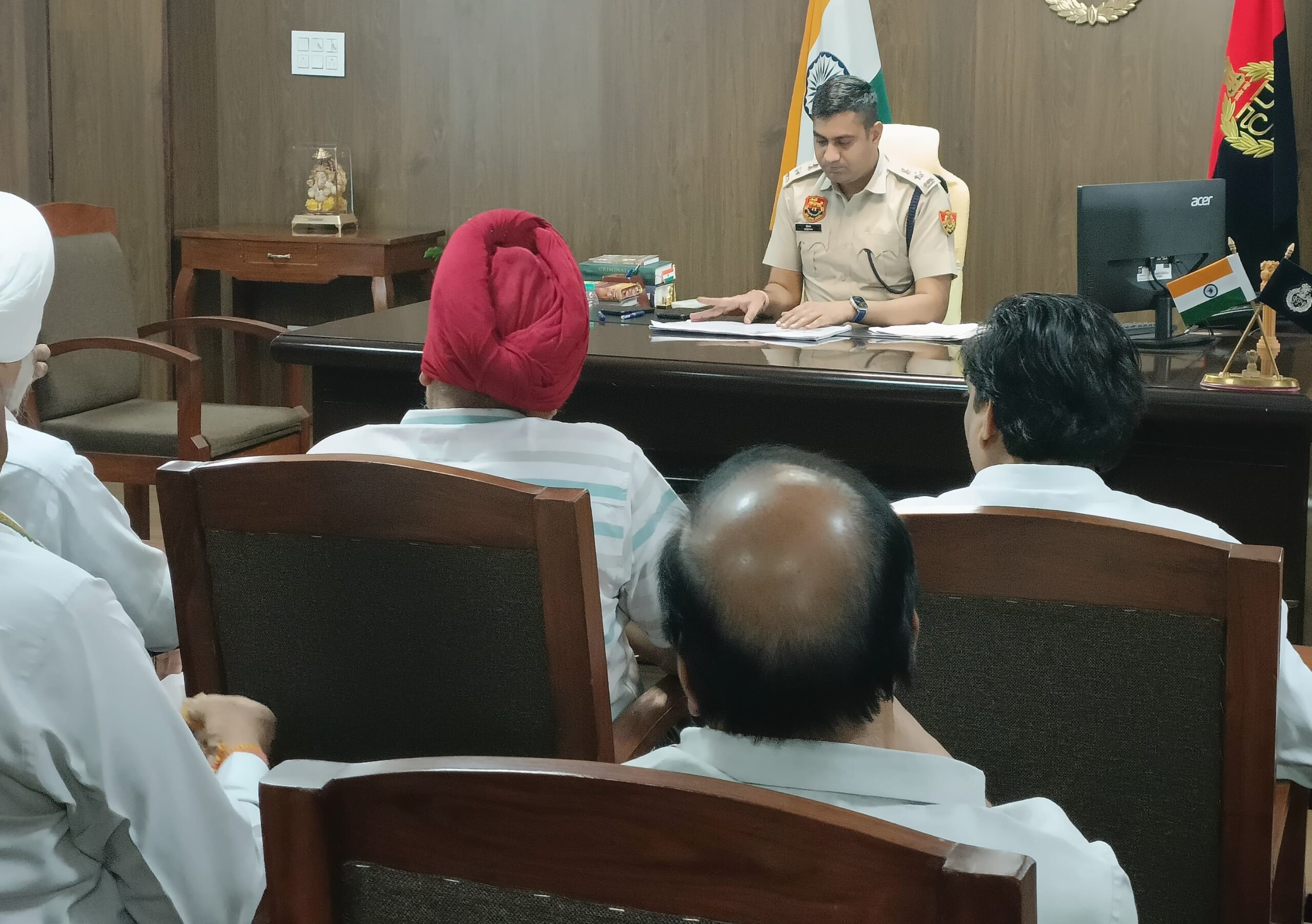 चाइनीज मांझे और सूदखोरी जैसे मुद्दों पर विचार-विमर्श के दौरान पीस कमेटी बैठक का दृश्य।