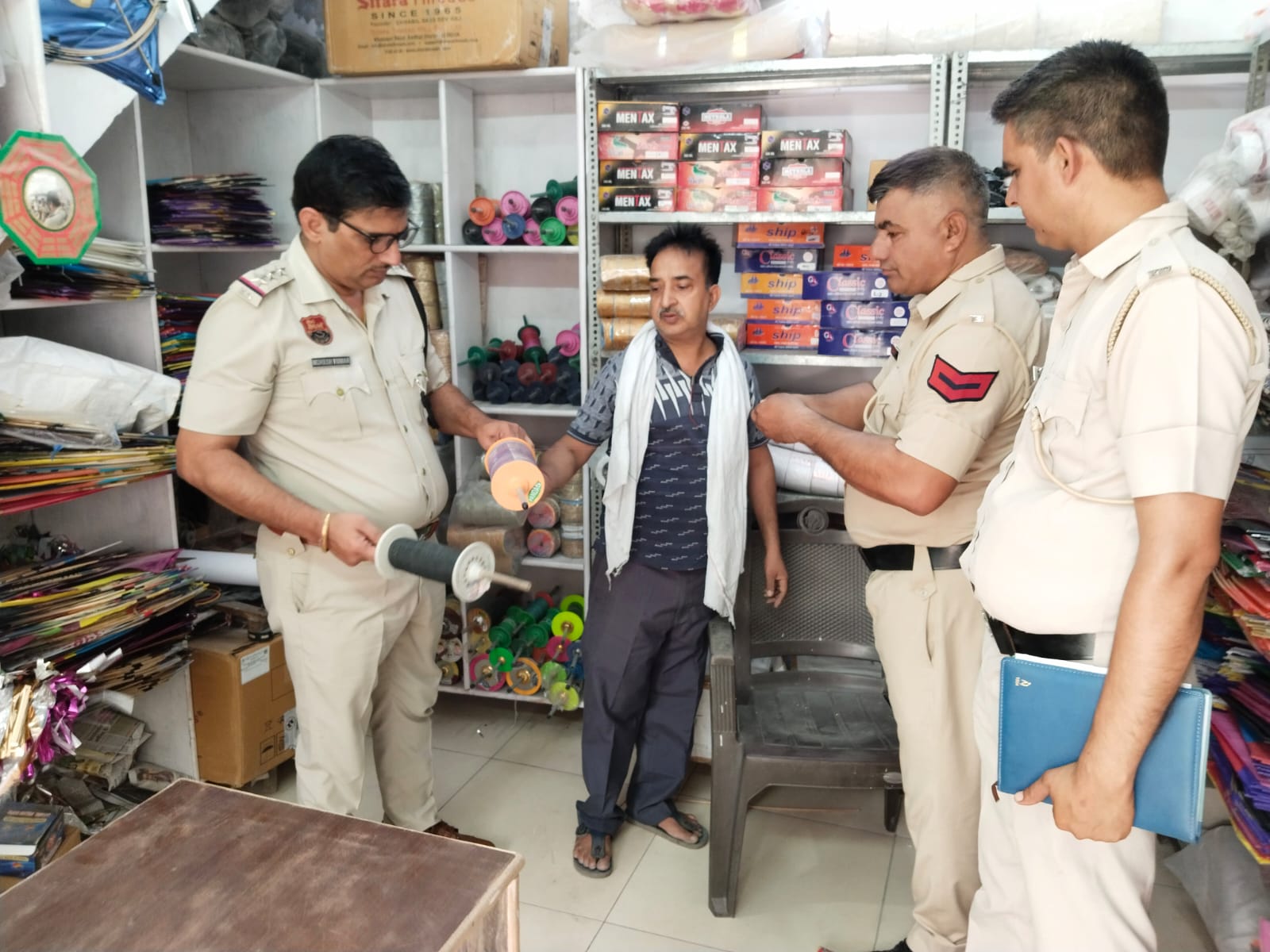 नारनौल के बाजारों में चाइनीज मांझा को लेकर चेकिंग अभियान चलाती पुलिस टीम।