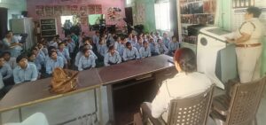 पीएम श्री जीजीएसएस स्कूल नारनौल में छात्राओं को महिला सुरक्षा और साइबर अपराधों के प्रति जागरूक करती दुर्गा शक्ति टीम।