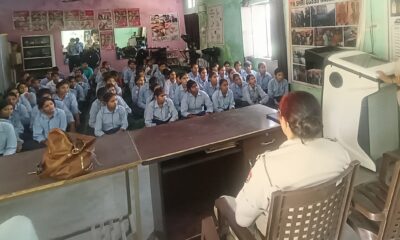 पीएम श्री जीजीएसएस स्कूल नारनौल में छात्राओं को महिला सुरक्षा और साइबर अपराधों के प्रति जागरूक करती दुर्गा शक्ति टीम।