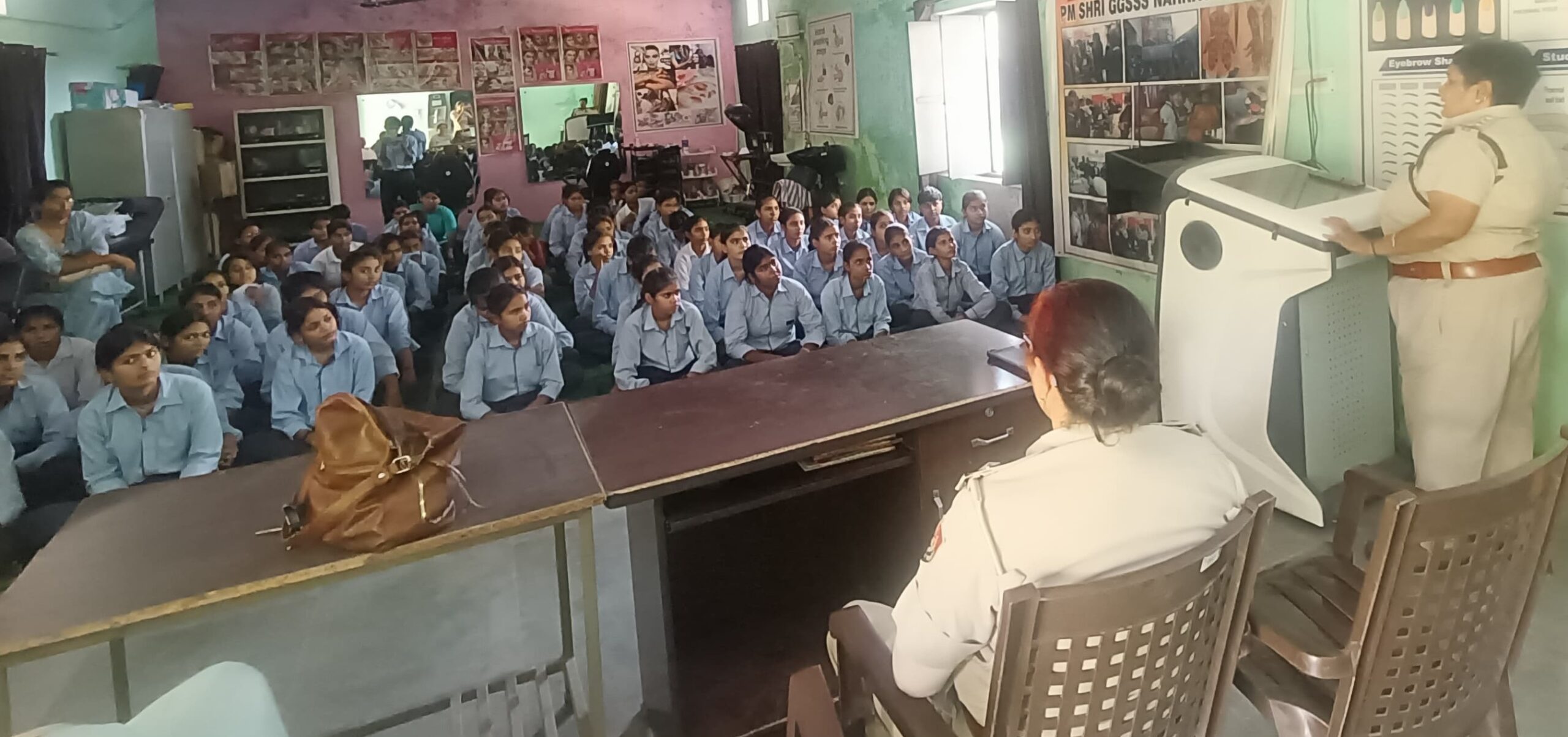 पीएम श्री जीजीएसएस स्कूल नारनौल में छात्राओं को महिला सुरक्षा और साइबर अपराधों के प्रति जागरूक करती दुर्गा शक्ति टीम।