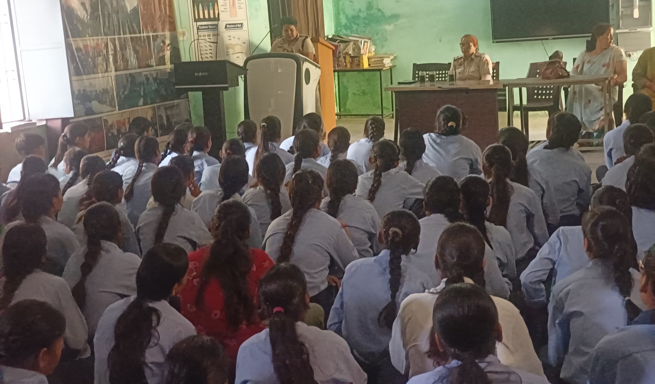 नारनौल में आयोजित जागरूकता शिविर के दौरान छात्राओं को महिला सुरक्षा, साइबर अपराध और गुड टच-बैड टच के बारे में जानकारी देती दुर्गा शक्ति टीम।