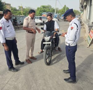 नारनौल में विशेष ट्रैफिक अभियान के दौरान वाहनों की जांच करती पुलिस टीम।