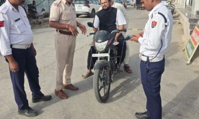 नारनौल में विशेष ट्रैफिक अभियान के दौरान वाहनों की जांच करती पुलिस टीम।